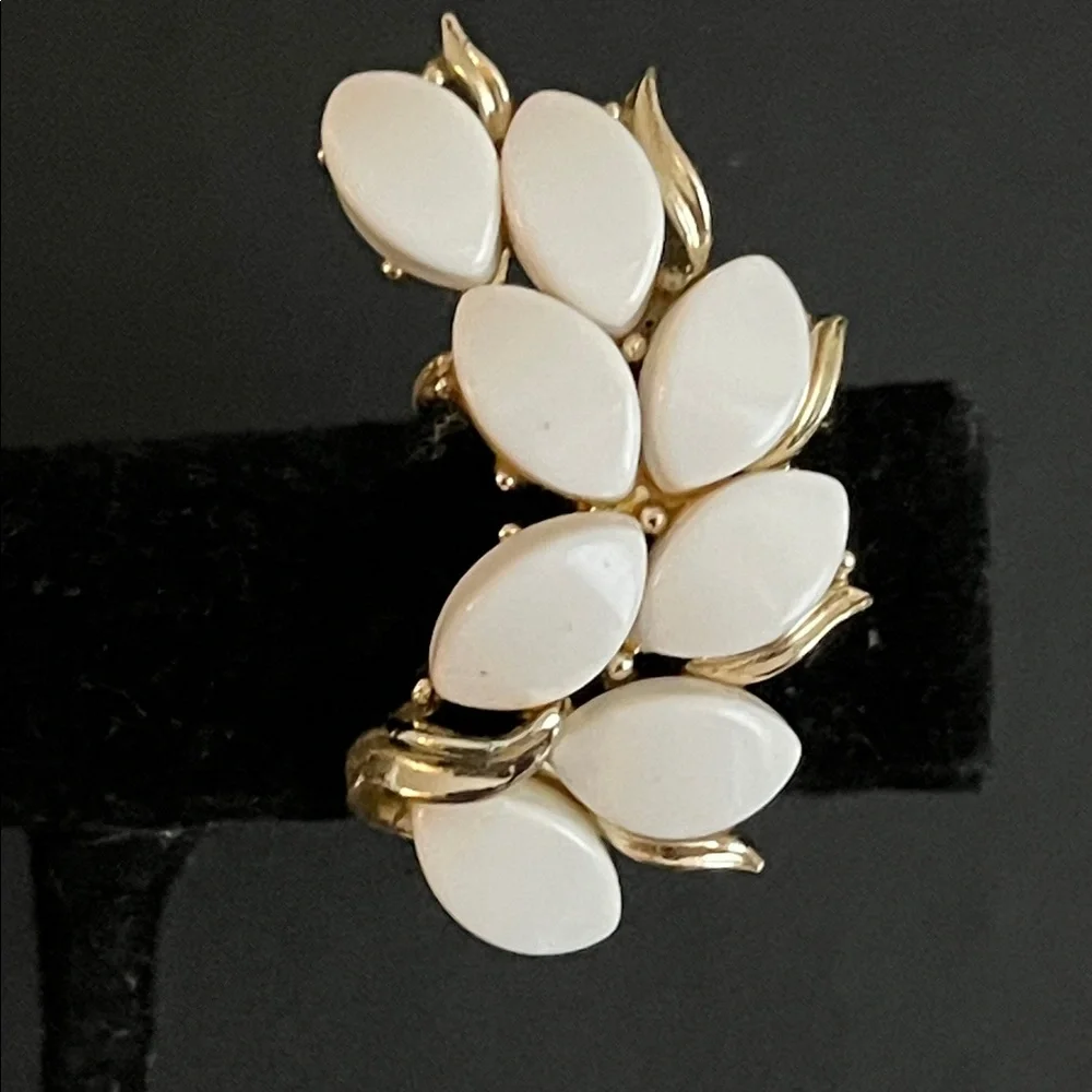 Vintage Kramer white thermoset draping leaves choker and clip ear climber set - Picture 8 of 13